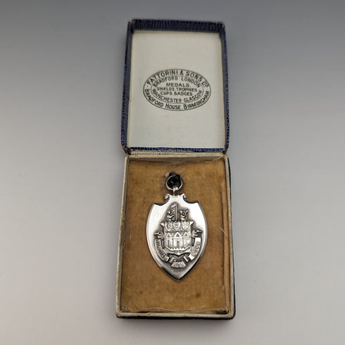 1928年 英国ヴィンテージ 純銀製シールド型フォブ Fattorini & Sons ケース入